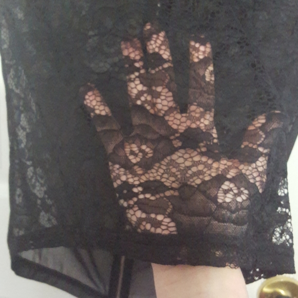 Lace front mesh back high-low shirt - Picture 2 of 4